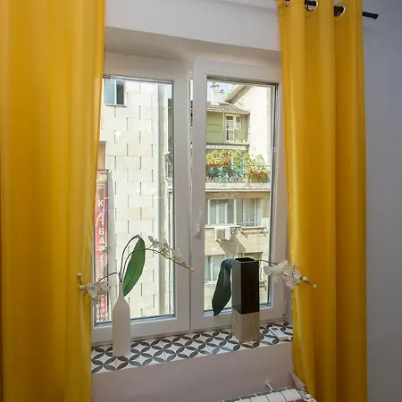 Sunny And Modern 1bdr In The Center Апартаменты София