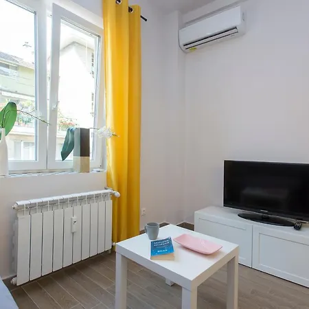 Апартаменты Sunny And Modern 1bdr In The Center